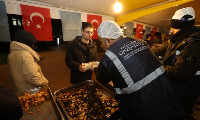 Üniversite öğrencilerine yemek ikramı