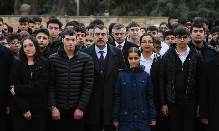 Depremlerde hayatını kaybedenler için okullarda saygı duruşunda bulunuldu