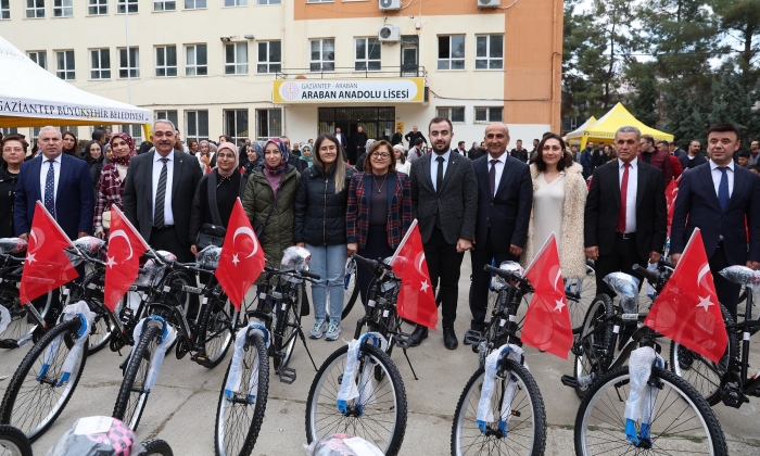 Büyükşehir Öğretmenlere Bisiklet Dağıttı