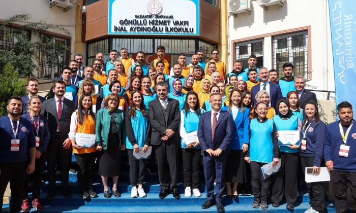 Bakan Tekin öğrenciler ile buluştu