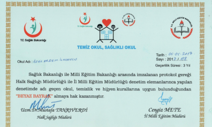 Erdem Koleji'ne beyaz bayrak sertifikası verildi