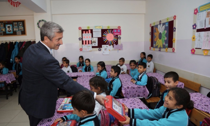 Şahinbey Belediyesi boyama seti dağıtıyor