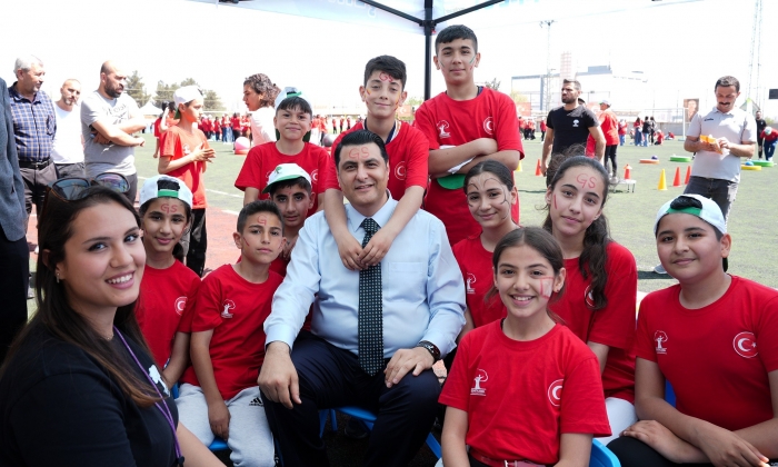    Çocuklara bisiklet müjdesi verdi   