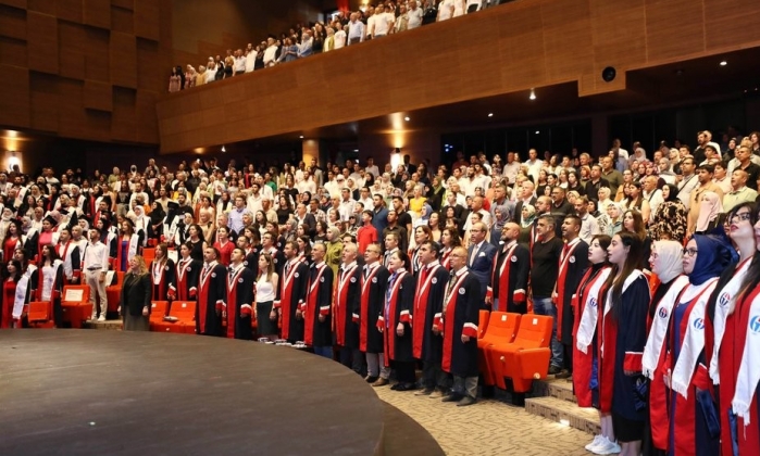 GAÜN Eğitim Fakültesi öğrencilerinin mezuniyet sevinci