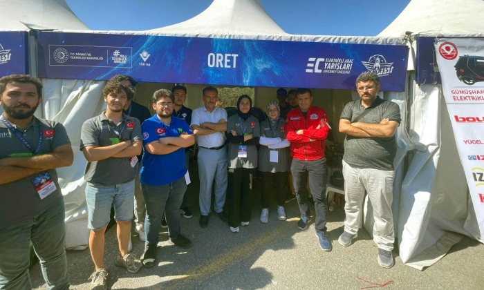    Selçuk Bayraktar, GAÜN standını ziyaret etti