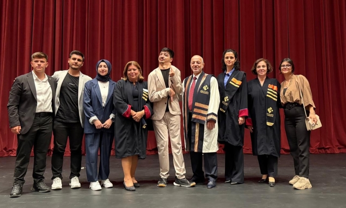 HKÜ’lü öğrenci eserini Erdoğan’a takdim etti