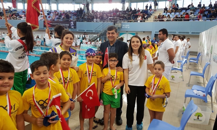 SANKO Okulları'nın minik yüzücüleri madalya ile döndü