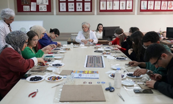 Atık camlar usta ellerde hayat buluyor