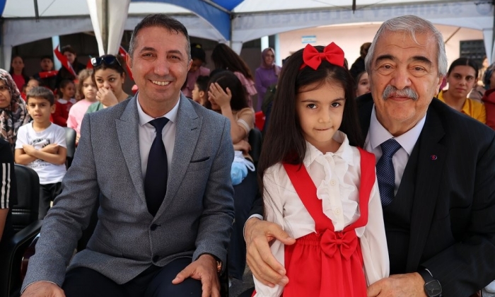 Abdulkadir Konukoğlu Mezun Olduğu İlkokulda