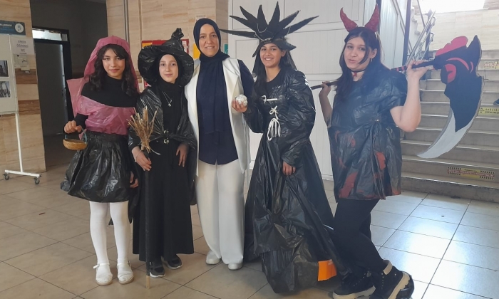 Öğrencilerden dikkat çeken defile