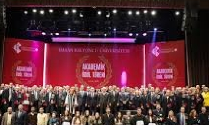 HKÜ’de akademisyenler ödüllendirildi!