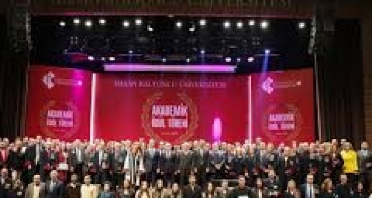 HKÜ’de akademisyenler ödüllendirildi!