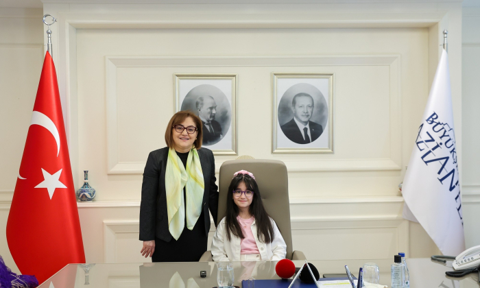 Başkan Şahin makamını minik Beren Özdemir'e devretti