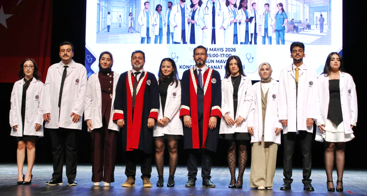 GAÜN tıp fakültesi̇ öğrencileri önlüklerini giydi