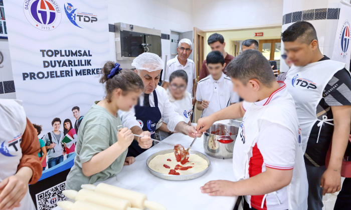 GAÜN rektörü Doğan, özel gereksinimli̇ öğrencilerle pizza yaptı