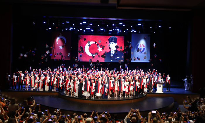 GAÜN Tıp fakültesi̇'nden 200 genç doktor mezun oldu
