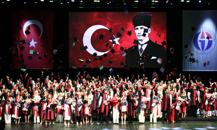 GAÜN Hukuk fakültesi̇ yeni̇ hukukçularını mezun etti