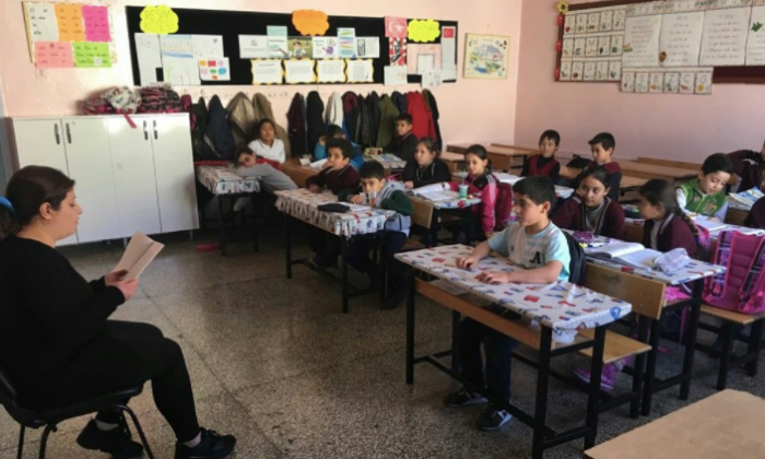 Bu okulda anneler okuyor çocuklar dinliyor