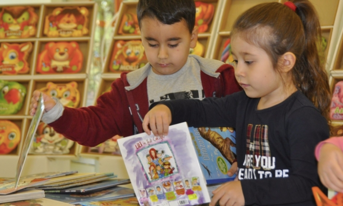 Minikler kitap dostu olabilmenin önemini kavrıyor