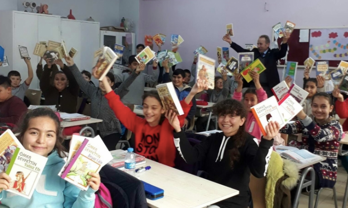 GAÜN Öğrencilerinden Mürşide Akçay Okulu'na kütüphane