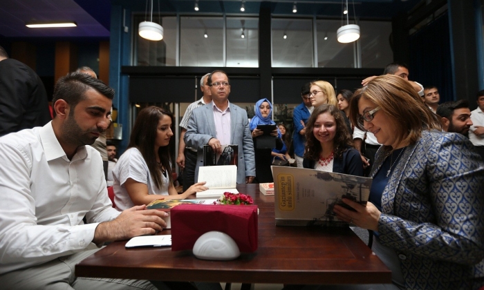 BÜYÜKŞEHİR, “GENÇLER OKUSUN” DİYE KİTAP KAFELER AÇIYOR