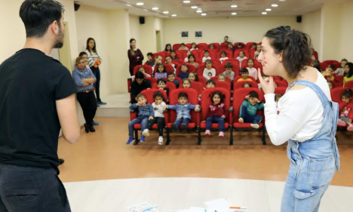 GAÜN öğrencilerinden anaokul öğrencilerin tiyatro gösterimi