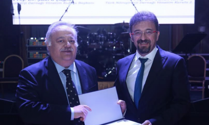 - DOÇ. DR. MURAT ULUTAŞ’A YILIN BİLDİRİSİ BİRİNCİLİK ÖDÜLÜ