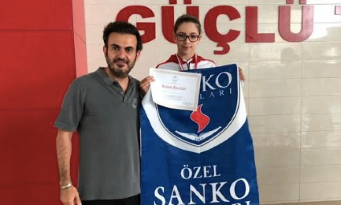 SANKO OKULLARI YÜZÜCÜSÜ BERİL ÖZTÜRK YİNE TÜRKİYE İKİNCİSİ OLDU