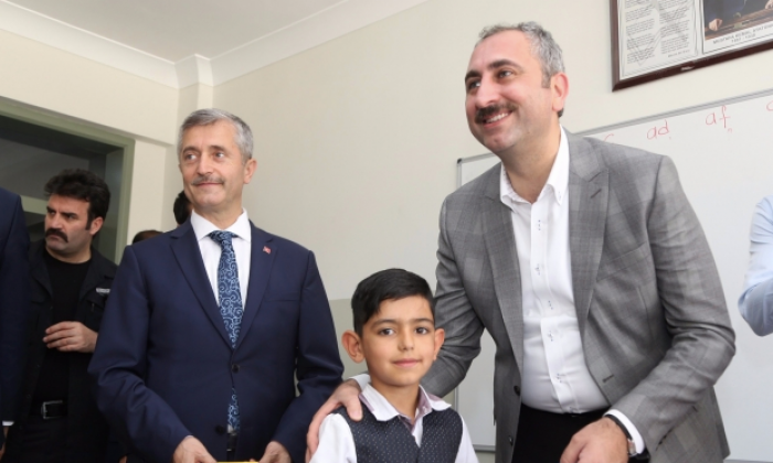 Bakan Gül ve Tahmazoğlu öğrencilere karnelerini dağıttı