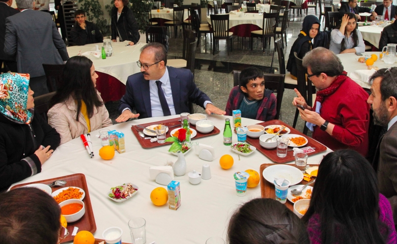 Rektör Prof. Dr. Gür Engelli Öğrencilerle Biraraya Geld