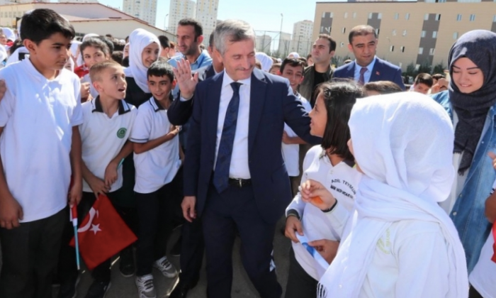 Tahmazoğlu’ndan öğrencilere sürpriz hediyeler