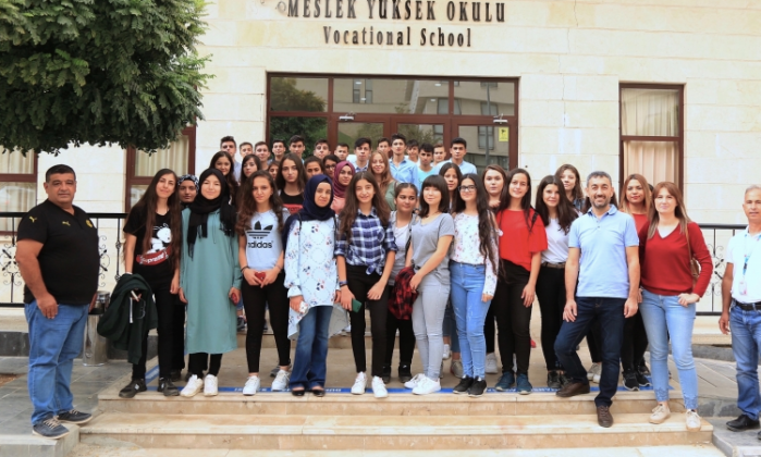 Lise öğrencileri HKÜ'yü ziyaret ediyor