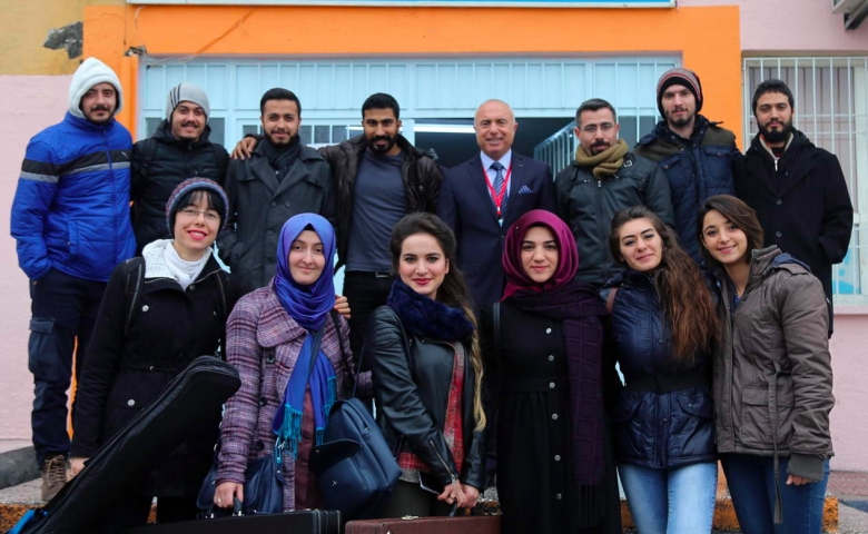 Bu çocuklar alkışlanmalı:GAÜN Öğrencilerinden İlkokul Öğrencilerine Kırtasiye Yardımı