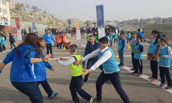 "Çocuklar Gülsün" diye başladılar binlerce öğrenciyi sevindirdiler