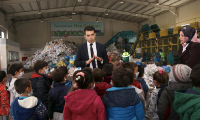 Minikler geri dönüşümü yerinde gördü