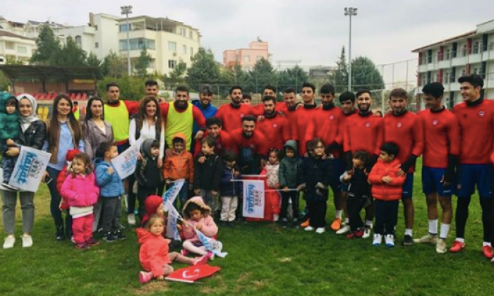 Hayat Kreş ve Anaokulları öğrencilerinden futbolculara destek ziyareti
