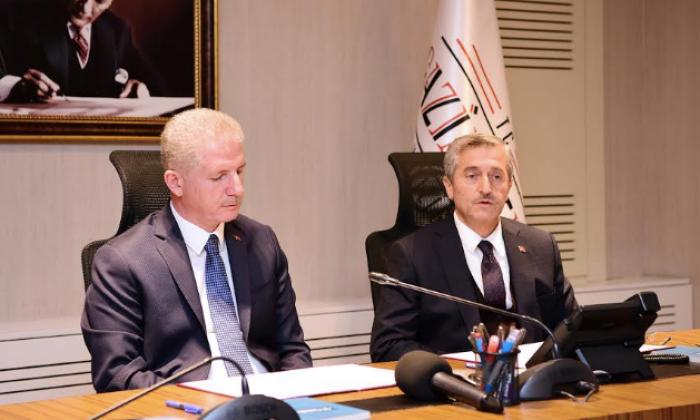 Kitap okuyan öğrencilere umre ödülü