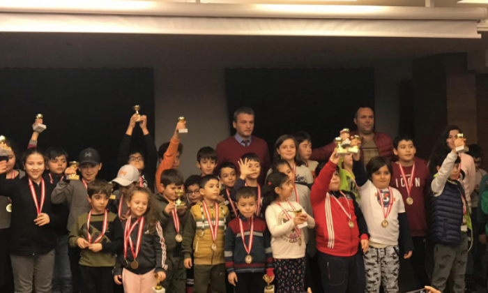 Uygar Koleji Satranç Turnuvasına yoğun ilgi