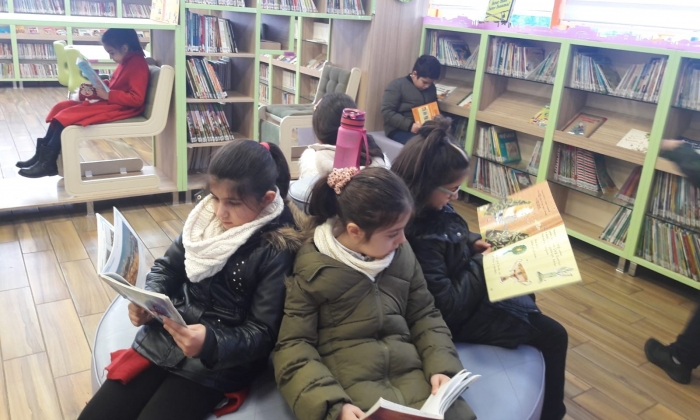 Seçkinli öğrenciler kütüphane gezisinde