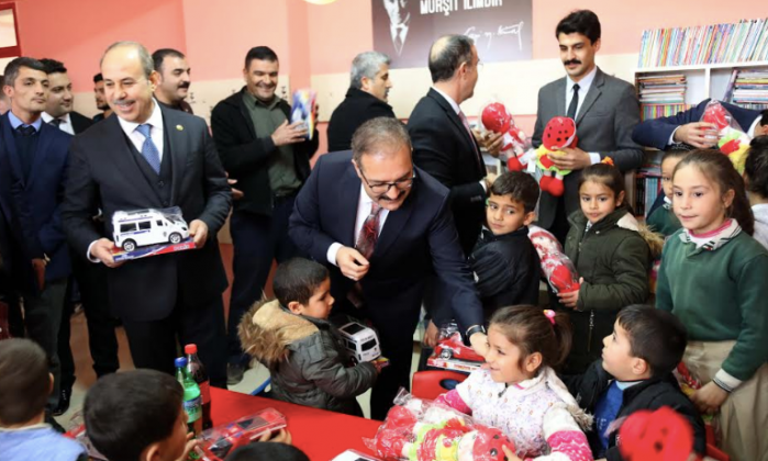 GAÜN'lü öğrenciler köy okuluna kütüphane kurdu