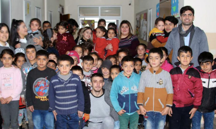 Öğrenciler için atkı ördüler