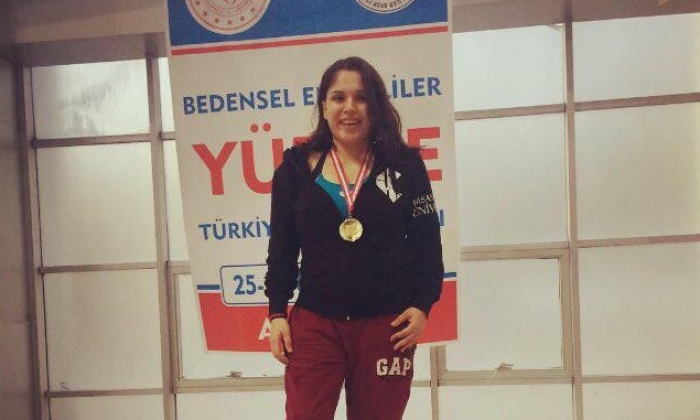 Başarılı yüzücü engellere kulaç attı