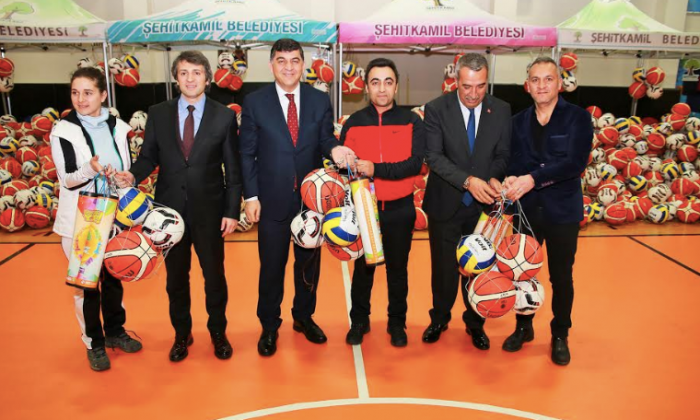 Fadıloğlu'ndan okullara spor desteği