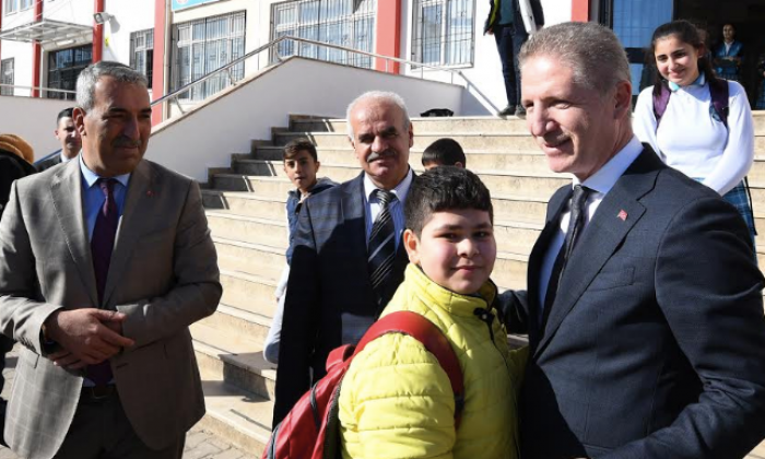 Vali Gül'den öğrenci velilerine: Sizin en kıymetlileriniz, evlatlarınız bizlerin de evlatları
