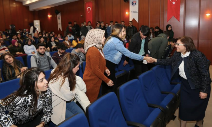 Başkan Şahin'in projeleri üniversiteli gençleri heyecanlandırdı