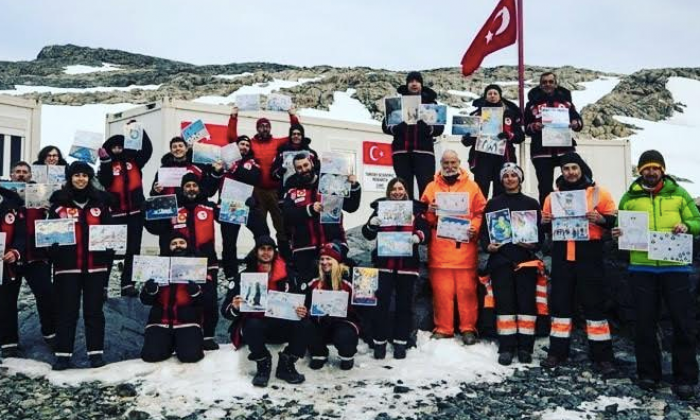 Erdemli öğrencinin çizimi Antarktika'da