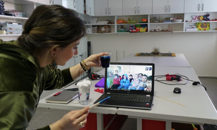 Canlı yayında Halfeti'deki çocuklara ders anlatı