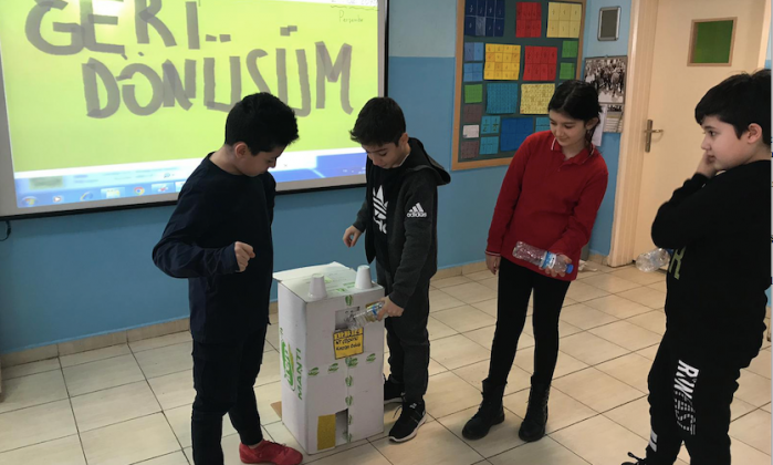 Seçkinli öğrencilerden geri dönüşüm materyali