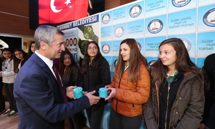 Başkan Tahmazoğlu öğrencileri ödüllendiriyor
