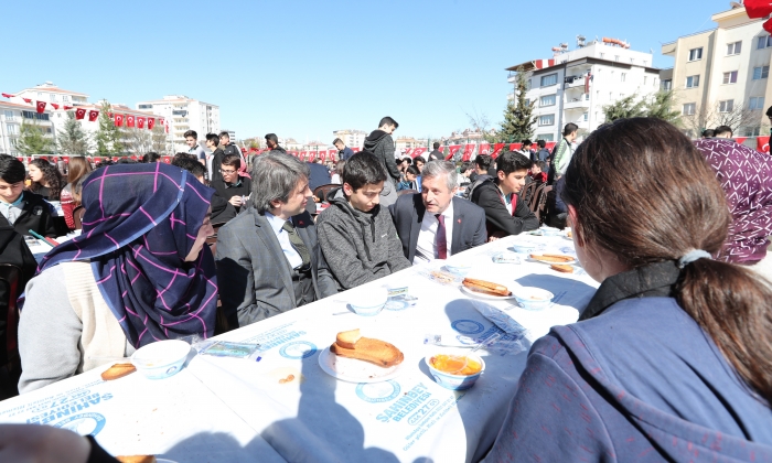 Öğrencilerle Çanakkale menüsünü paylaştı